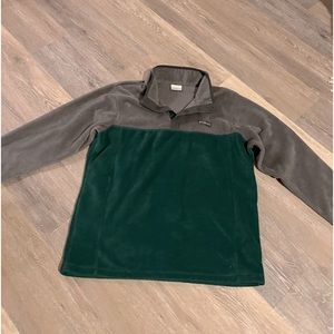 Mens Columbia fleece in forest green and gray.